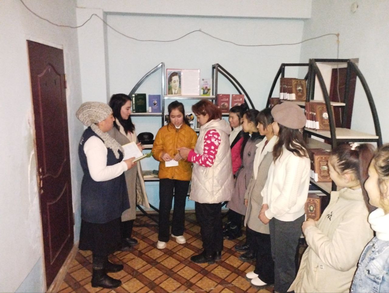 Kitobxonlar klubi a'zolari ishtirokida davra suhbati tashkil qilindi.